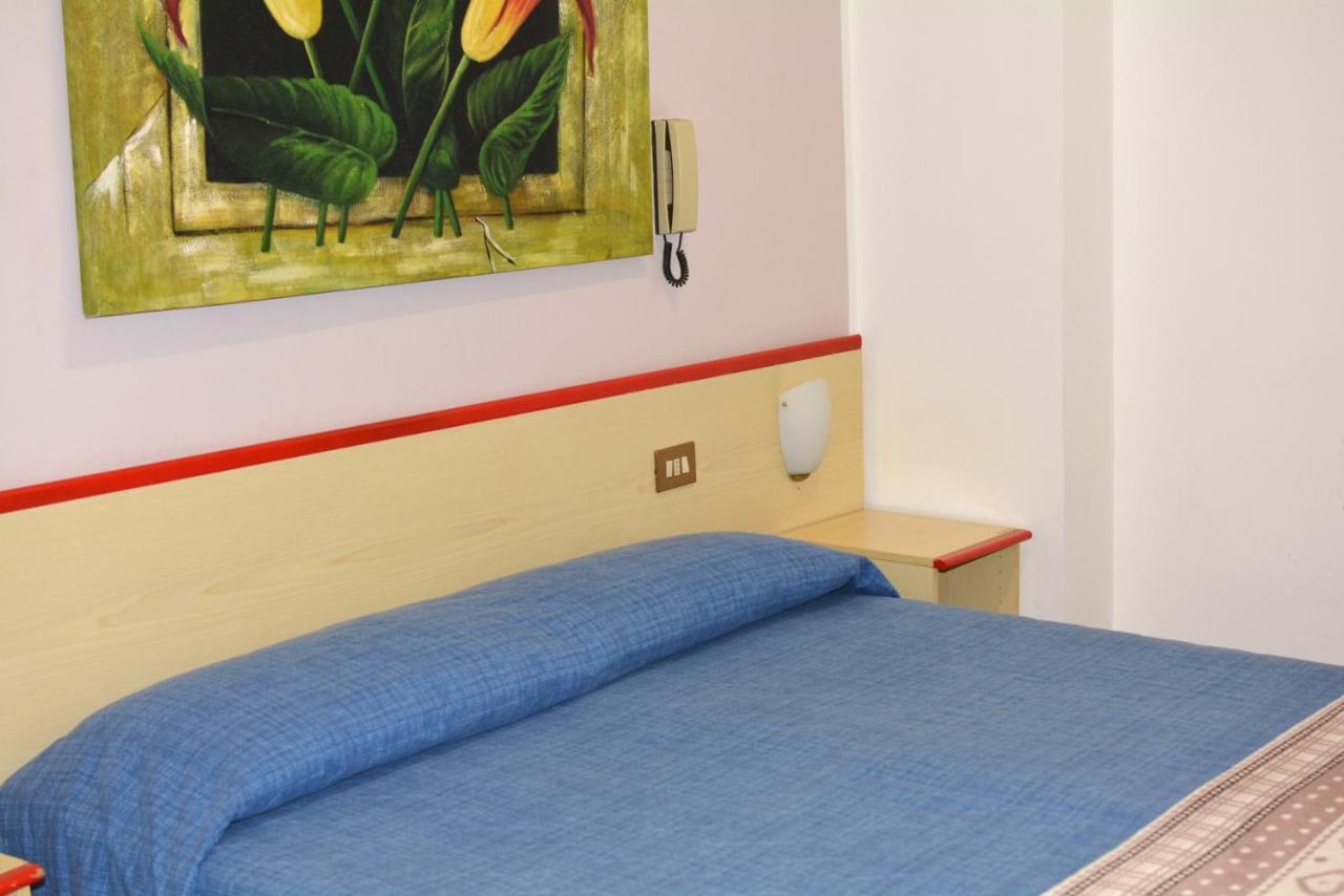 Hotel La Madunina Вараце Екстериор снимка
